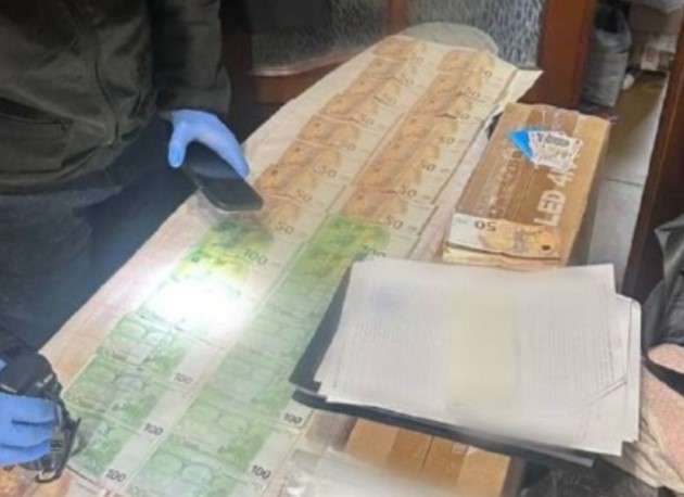 dziki_zachod's tweet photo. 🇺🇦Europa wysyłała ubrania dla potrzebujących. Skończyły na targu.

W Odessie prokuratura wykryła nielegalny proceder który uderza w samo serce systemu pomocy humanitarnej. Ponad 50 ton odzieży i obuwia sprowadzonego z zagranicy jako darmowa pomoc dla potrzebujących — zamiast trafić do mieszkańców — wylądowało na półkach popularnego targu przemysłowego "7. kilometr". Wartość nielegalnych zysków przekroczyła 40 milionów hrywien.
Schemat był starannie zaplanowany. Transporty z odzieżą przyjeżdżały na Ukrainę za pośrednictwem fundacji które formalnie miały zajmować się bezpłatną dystrybucją darów. Przygotowywano odpowiednią dokumentację sugerującą przekazywanie towarów między organizacjami charytatywnymi. W rzeczywistości towar od razu trafiał do sprzedaży komercyjnej.

W proceder zamieszane były trzy osoby — były celnik, przedstawiciel organizacji charytatywnej i ich zagraniczny partner. Wszystkim postawiono zarzuty świadomego wprowadzania pomocy humanitarnej do obrotu handlowego.

Zachód od ponad trzech lat wysyła na Ukrainę miliardy euro w postaci pomocy humanitarnej. Część tej pomocy rzeczywiście trafia do potrzebujących. Część — jak widać — trafia na targ.