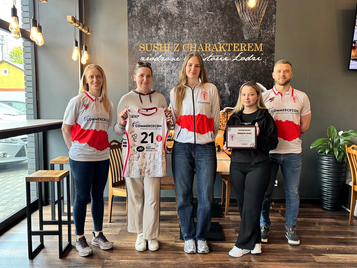 LKS_Commercecon's tweet photo. Co wspólnego ma siatkówka z sushi? 🏐 🍣

Kultura jedzenia sushi to rytuał łączący estetykę z precyzją. Podobnie jest w siatkówce - to piękny, efektowny sport, ale bez precyzji nie byłoby wyników.

Dziękujemy Łódzkie sushi za to, że wspieraliście nas w sezonie 2025/2026 🤍❤️🤍 https://t.co/kLggB1mT9N