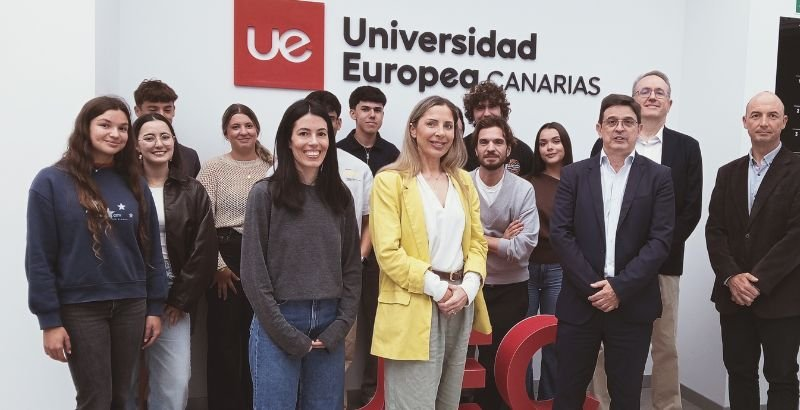UEuropeaPrensa's tweet photo. ➡️📝La @UECanarias y @MutuaMAC han inaugurado la novena exposición de carteles informativos que han llevado a cabo estudiantes de primero de los grados de Publicidad y de Diseño Gráfico Digital de la Institución.
#riesgoslaborales #saludmental 
https://t.co/9AlXPBXmXy https://t.co/VeIueNsJ1j
