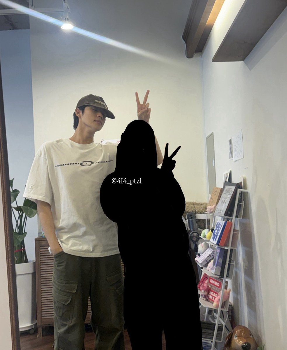 4I4_ptzl's tweet photo. 혹여나 상민이에게 피해가 갈까 이걸 말해야 되나 말아야 되나 여러 번 고민을 하던 중에 상민이가 샤라웃 해줘서 후기를 풀어볼까 합니다..//  저는 사실 작게 카페를 운영하고 있어요..👉🏻👈🏻  며칠 전 여느 때와 같이 가게에서 일을 하고 있는데 누가 봐도 키가 너무 크고 얼굴이 작은 어떤 남성이 들어오길래 뭐지..? 하고 봤는데 내가 아는 그 문상민이.. 여기가 진짜 시골이고 지방이라 제가 꿈꾸는 건 줄 알고 영원히 뒷 걸음질만 침 진짜 올 줄도 몰랐어서 무방비 상태, 생얼로 상민이를 맞이해서 좀 부끄럽기도 했지만 여기까지 와준 게 진짜 너무 감동이었음🥺🥺 스태프분들이랑 오셔서 음료도 시켰는데 손이 너무 떨려서 덜덜덜 떨면서 제대로 만들어드린 건가 싶고 가게가 너무 예쁘고 귀엽다고 칭찬도 해주고 매일 여기서 자기 보러 서울 와주는 거냐고도 물어봐주고ㅠㅠ 사인해 줄 수 있냐고 했는데 “당연하죠!” 하면서 사인도 가게 이름으로 해주고 감..♡ (여기서 진짜 귀여운 게 하트 그릴 때 진짜 완전히 집중해서 그림) 사진 찍어줄 수 있냐니까 자기 오늘 못생겼다구.. (대체 어디가요?) 하여튼 그래서 둘이 가게 거울로 거울샷을 찍었어요🥰 제 키가 170대라 큰 편인데 문상민 옆에 스니까 쭈구리됨..

아 상민이는 <청귤 에이드> 시켜서 먹었습니댜
우리가게 아아 상민이가 좋아할 도 같은 맛인데
그래도 커피 줄이고 에이드 먹은 거 기특..🫳🏻🫳🏻

지금 생각해도 꿈같고 떨리고 아직도 믿어지지 않지만 이 누추한 곳까지 찾아와줘서 너무 고맙고 이런 배우 또 어디있을까싶고ㅠㅠㅠ 너무 떨어서 제대로 대처도 해주고싶은 말도 못 해준 거같아서 한 편으론 미안한 마음도 있어요 흑흑 

뭐 지금도 문짝 앞으로도 문짝이겠지만
저는 진짜 평생 문짝을 하기로 다짐했어요…🫶🏻🫶🏻

저의 긴 주접글을 읽어주셔서 감사하고 다들 팬 사랑 엄청난 문상민 하시길..🫶🏻 상민아 사랑해 너무 고마워🥺🤎

#문상민 #moonsangmin