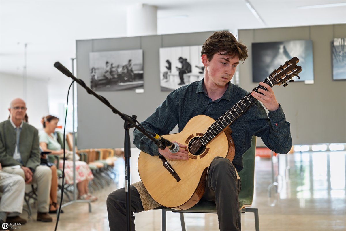 ptelibrary's tweet photo. 📸 The 12th Mecsek Salon photography exhibition opened on May 5 at the Knowledge Center, featuring inspiring works and live guitar performances by students of the Pécs Art High School. 🎶

🖼️ The exhibition is open until May 31, 2026. 👀 https://t.co/qEFw6rr5OF
