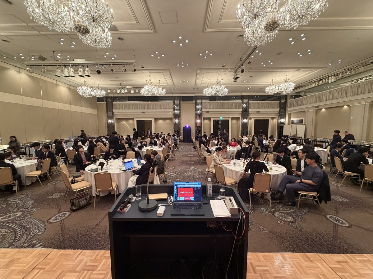koki_komai's tweet photo. 5畳の寝室のデスクから始まった会社がたった3年半でここまできた。まだまだ序章。 https://t.co/ZOTezAqNLZ