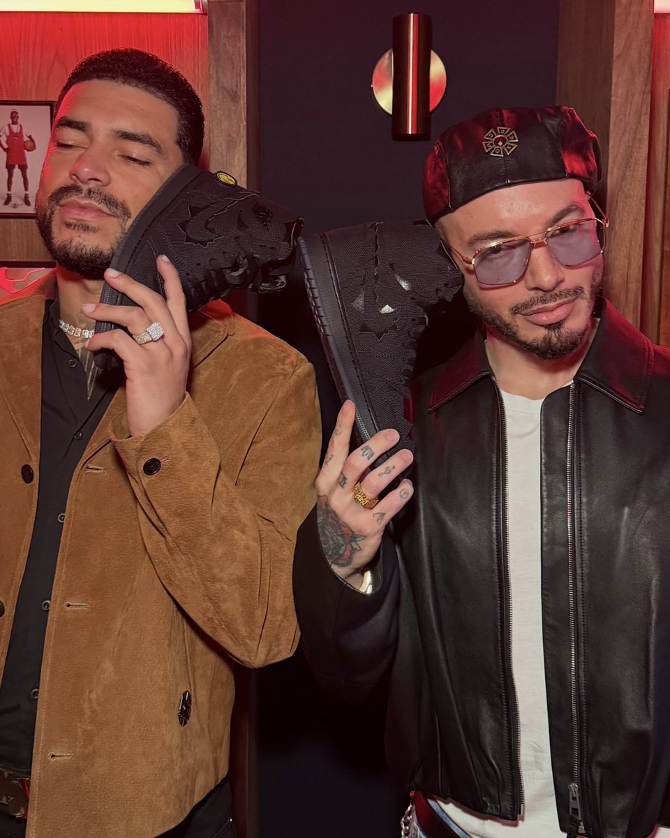 SoleRetriever's tweet photo. FIRST LOOK: J Balvin x Air Jordan 1 “Black” ⚡️🙂 @JBALVIN 

📹 studiobypines (IG) https://t.co/UdhNsb2JsV