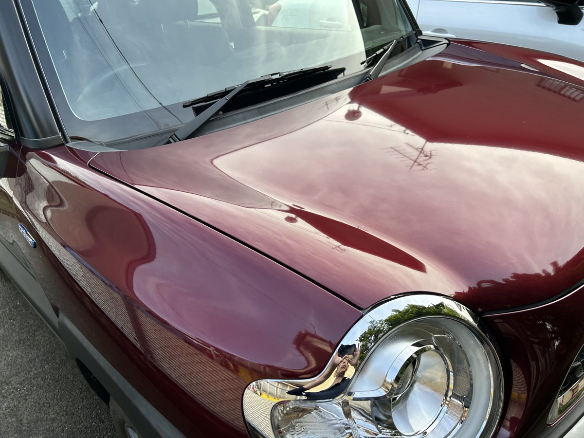9ri_i's tweet photo. 火曜日の洗車② クロスビー
娘のクロスビーですが、しはらく我が家で預かることに。
しばらく洗ってなかったので、午後からからシャンプー洗車しつつガレクラさんのTFRで汚れ除去して濯いで拭き上げ。ガレクラさんのカルナバジュースでコーティング。
赤艶👍
#洗車
#garageklein https://t.co/wJWd8FhNc2