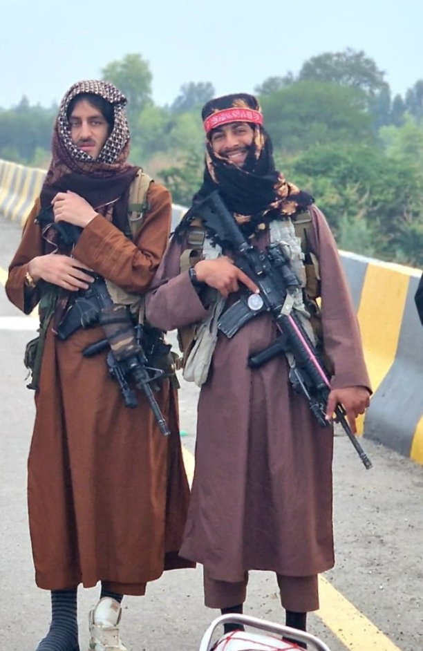 بیا مې تا پسې زړګی سوری سوری شو 
بیا جمعه شوه خوشحالیو کډه وکړه 
ستا مزار ته به درځم په چیغو چیغو 
که له سیمې پنجابیو کډه وکړه 
ته چې تللی یې اشنا له هغې ورځې 
له دې خاورې مرغاویو کډه وکړه 
د مسرور زړګی په تا باندې عاشق وو 
داسې نده چې سړیو کډه وکړه