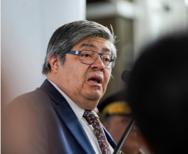 ElDuqueGT's tweet photo. DÓNDE ESTÁ EL EX MINISTRO DE GOBERNACIÓN, FRANCISCO JIMENEZ? 
Si, ese que dejó salir a 20 terroristas de la Mara 18. 
Si, al que el mismo presidente Arévalo dejo escapar. ESAS SON LAS PRIORIDADES DE LA DERROTADA PRIMAVERA https://t.co/HJXTuTKy7S