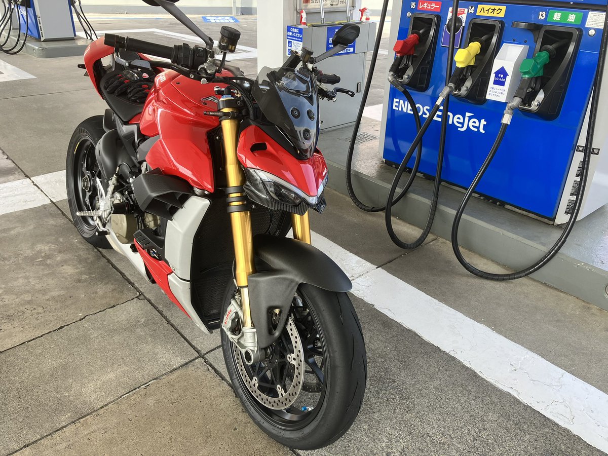 VW7DS4's tweet photo. フロントタイヤ交換してもらいました〜
ピレリのSPタイヤないのでRS12タイヤです。 https://t.co/KTraZtVIjV