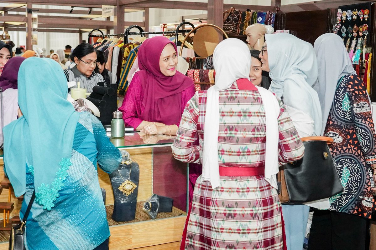 Cakra_Kostrad's tweet photo. Antusiasme Pengunjung Warnai Booth Helsgallery pada Pembukaan Pameran UMKM Persit Bisa Vol. II
.
#persitbisa
#persitkck
#persitpgkostrad
#kostrad #penkostrad https://t.co/PI1uP5hPtV