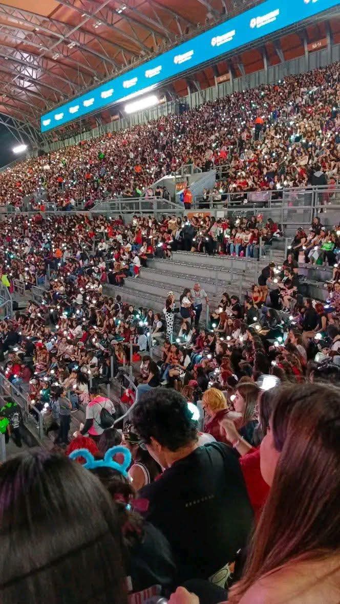 lxbtsxpjh_'s tweet photo. No sé de quién sean las fotos pero neta que coraje da ver esto, estúpidos revendedores https://t.co/d3k0ULaE0W
