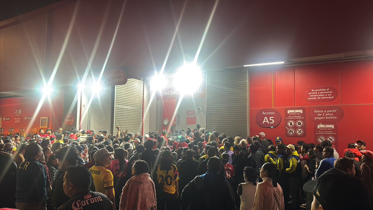 PabloMedinaO's tweet photo. @TolucaFemenil son 21:18 hrs y no se puede ingresar exijo mi reembolso como abonado y aficionado … @TolucaFC https://t.co/fQI5DTCx96