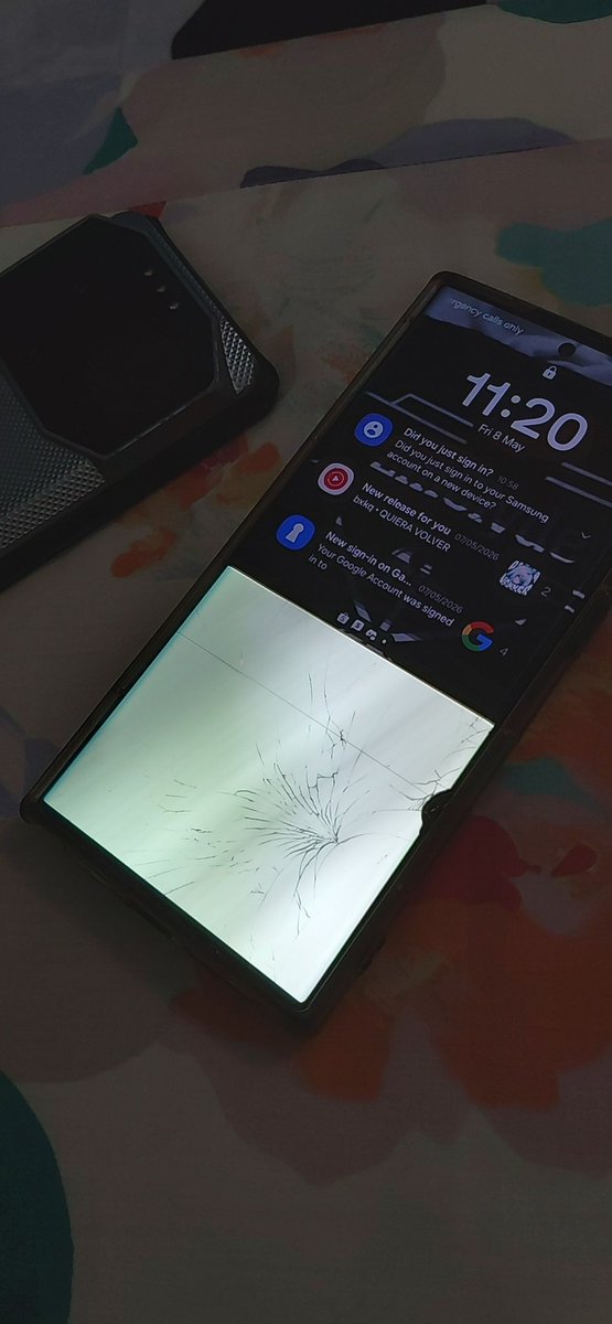 HiroMochiVT's tweet photo. Baibai old phone. You have served me well. But this damage is too much https://t.co/rsSgs4ZWe0