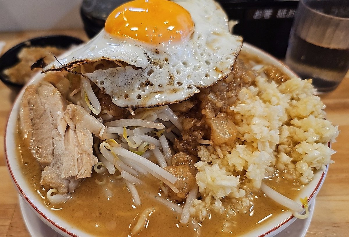 RInuzuki's tweet photo. ラーメン　盛山@河内天美にて濃厚白湯ラーメンを頂きました
閉店前のGW２回訪問　最終日店長さんにご挨拶頂き嬉しくも凄く寂しい気持ちになりました
お気にのお店が無くなるの悲しいです
あとﾋﾞｯｸﾞｼﾞｮｰにて恒例500gﾊﾝ��ﾞｰｸﾞｽﾃｰｷ食べたので載せときます
ﾐﾃﾞｨｱﾑﾚｱ１択です https://t.co/CLhUWZbd7j