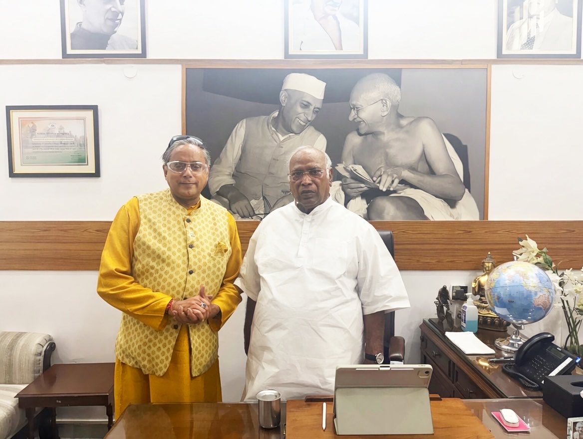 ShashiTharoor's tweet photo. Met with @INCIndia President Mallikarjun @kharge to share my impressions of the situation in Kerala and discuss recent political developments involving our party. Always good to share views with the robust, direct and experienced veteran! https://t.co/M1vIhJWMk2
