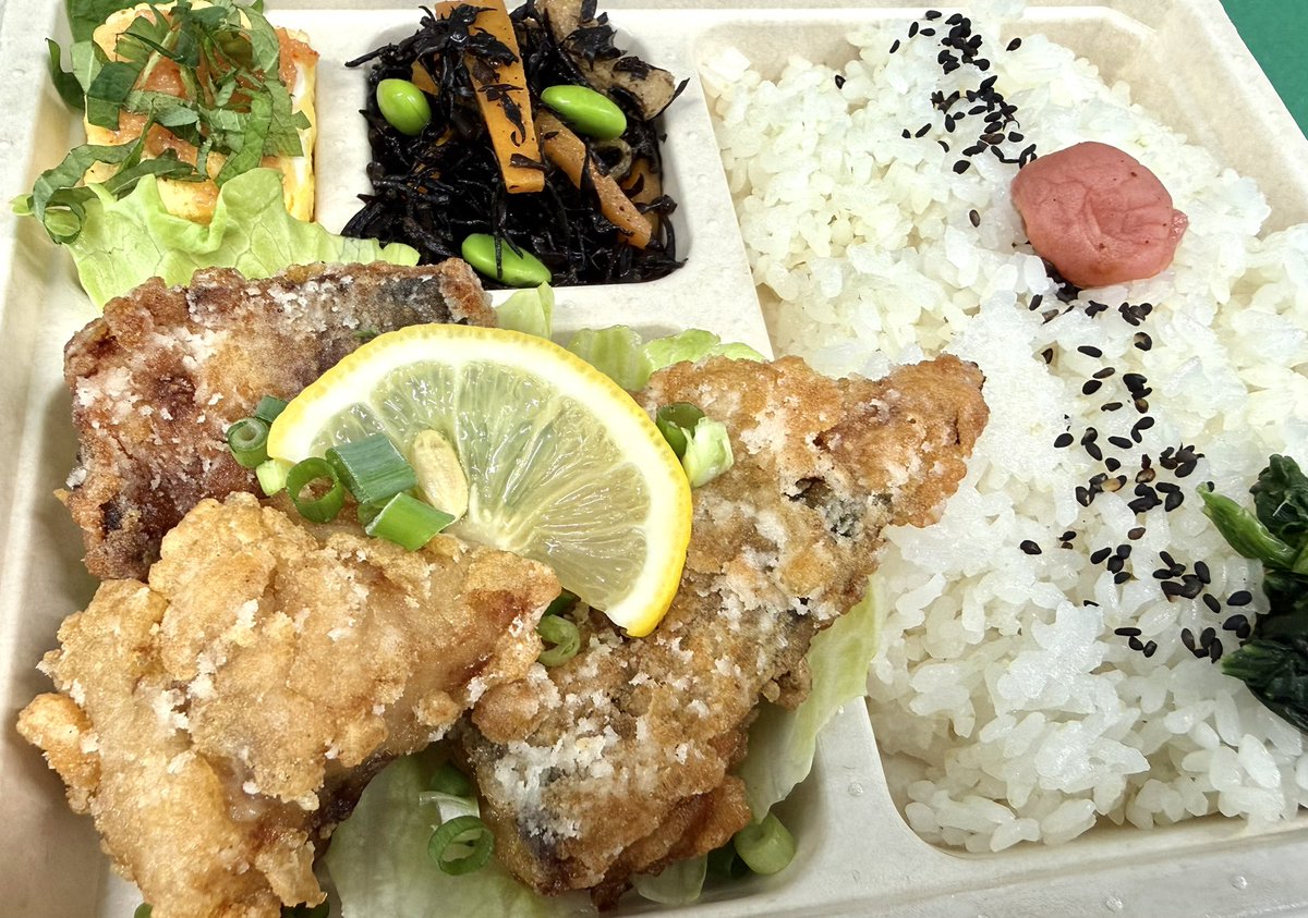 Leon2019_4's tweet photo. 今日のランチは、treizeさんの週替わり弁当😊今週は、鯖の竜田揚げ!バランスの良いお弁当ですね。
#ランチ #行田市 #行田 #弁当 #treize https://t.co/cfePBsbxb1