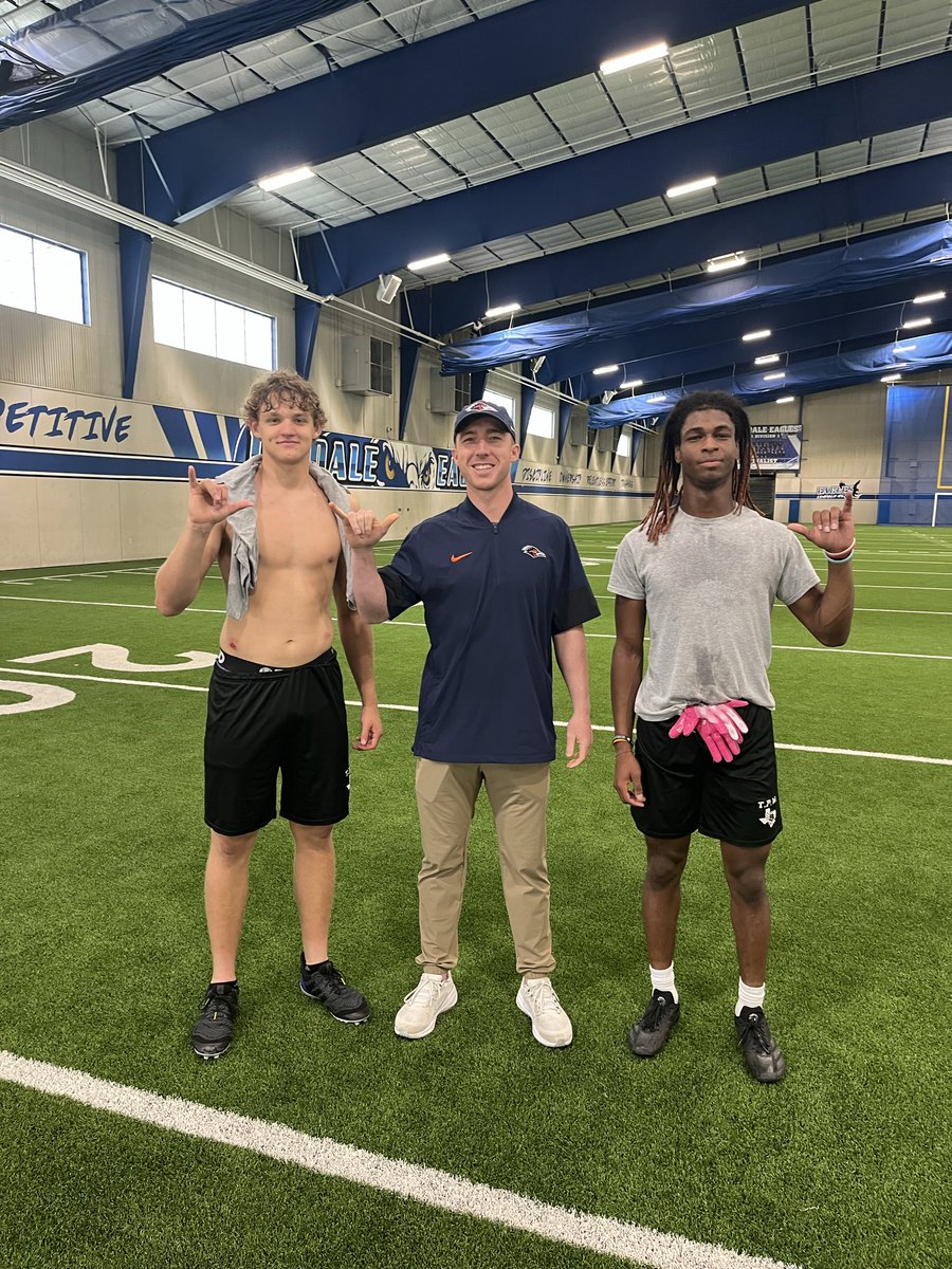 Lindale_FB's tweet photo. We love having THE MAN  @HunterRittimann from @UTSAFTBL stop in to check out Lindale Football! #TPW https://t.co/0UjB1TgZlJ