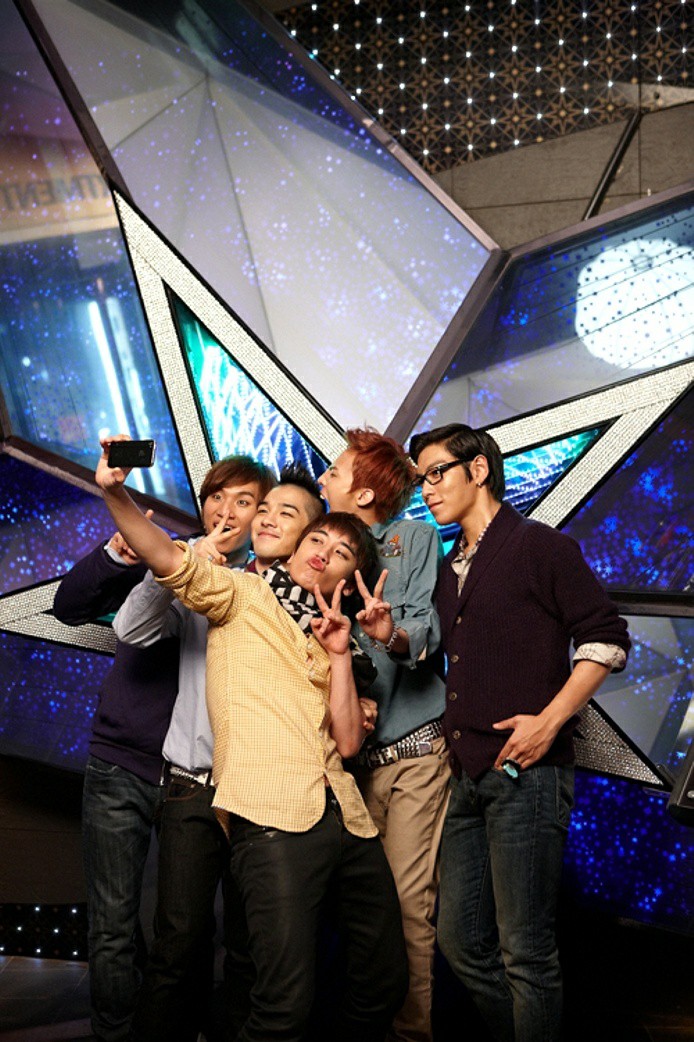 gdtopremacy's tweet photo. we were happier as 5 #bigbang https://t.co/j245LP0I6d