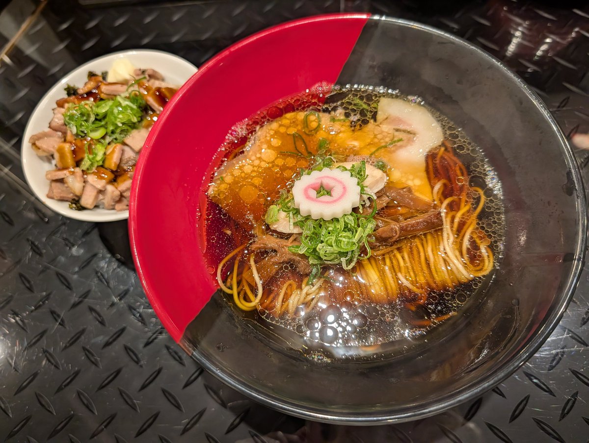 トーキョーニューミクスチャーヌードル 八咫烏 CHIKARABO　＠水道橋

醤油RAMEN(細麺)+チャーシュー丼
#ラーメン