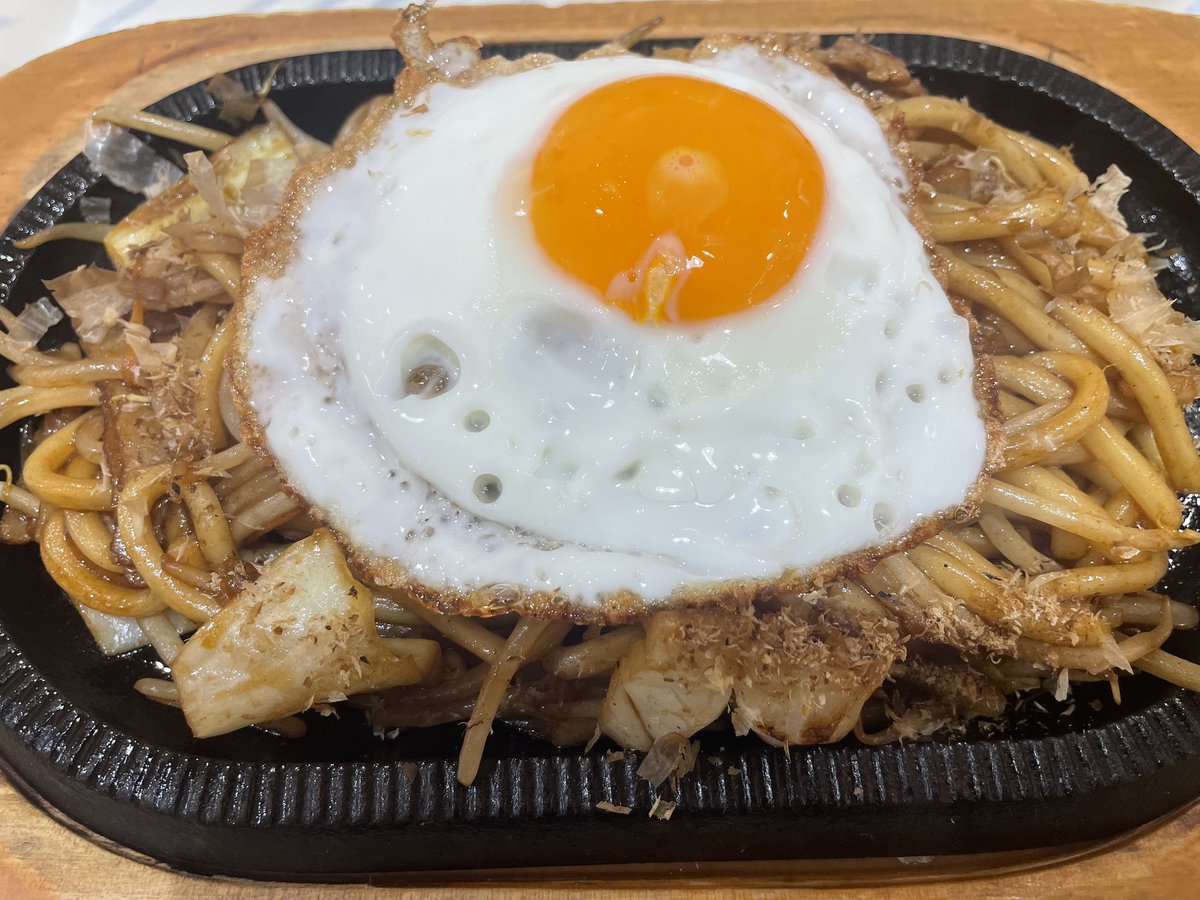ubenamako's tweet photo. 半熟目玉焼きのっけは正義😏

#サムデー
#きのう何���どん食べた
#ぴっころ
#焼きうどん https://t.co/9oE0rBJW0b