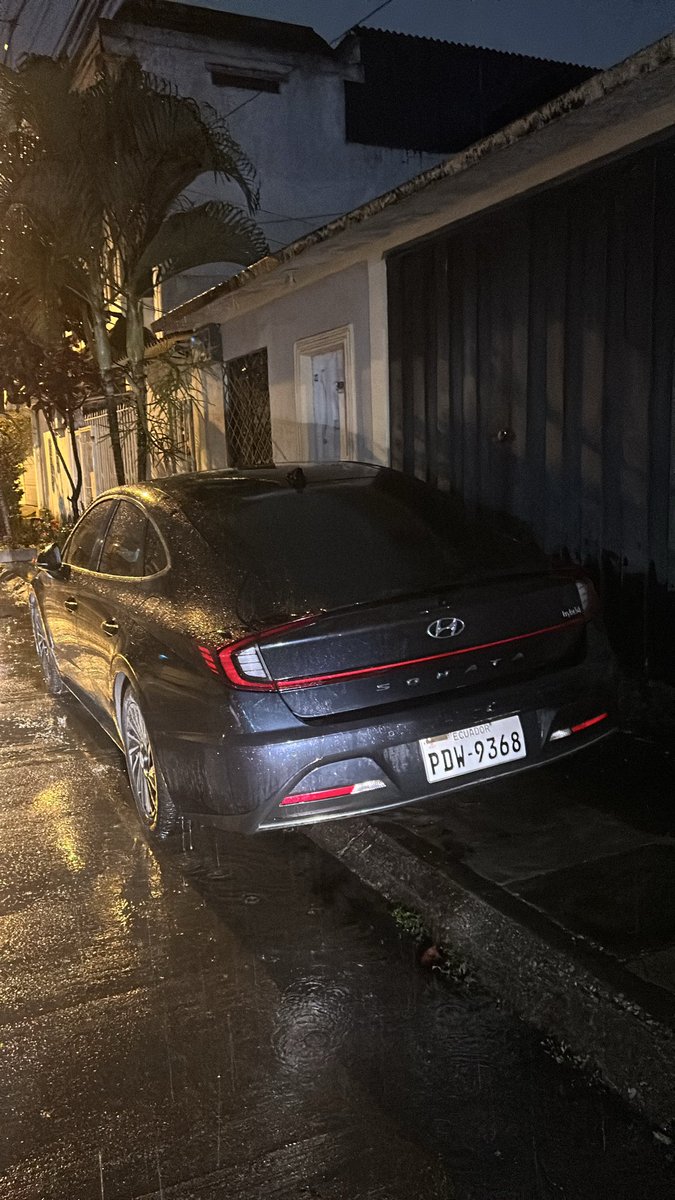 MaferMFMC's tweet photo. @EmergenciasEc carro parqueado en garage!! No se podía ni entrar ni salir por mas de tres horas … @ATMGuayaquil @ATM_Transito https://t.co/mBfUvumM4a
