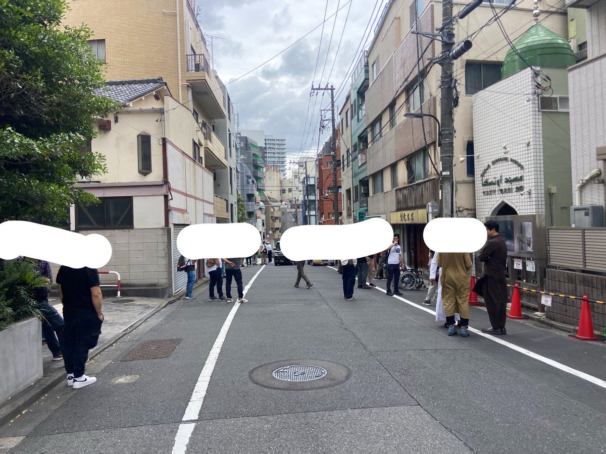 大塚駅、モスクあった
宗教についてごちゃごちゃいうつもりはないけど、こんな風にたむろされるようになるのは嫌がる人多いと思う、尋常じゃない数いたよ、街の匂いも異質、これは俺だったら嫌と感じる