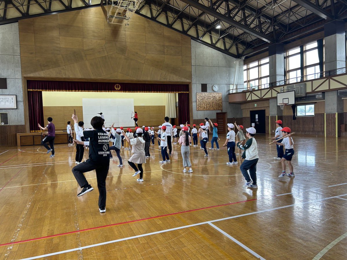 kitafujineoni's tweet photo. 和賀東小学校に鬼剣舞の指導をしてきました❕
声を出して元気いっぱい踊っていました☺️

運動会に向けて頑張りましょう👍

#北藤根鬼剣舞 #北藤根鬼っ子剣舞 #北藤根 #鬼剣舞 #郷土芸能 #民俗芸能 #岩手県 #北上市 #和賀東小学校 https://t.co/gIQeYaAsdu