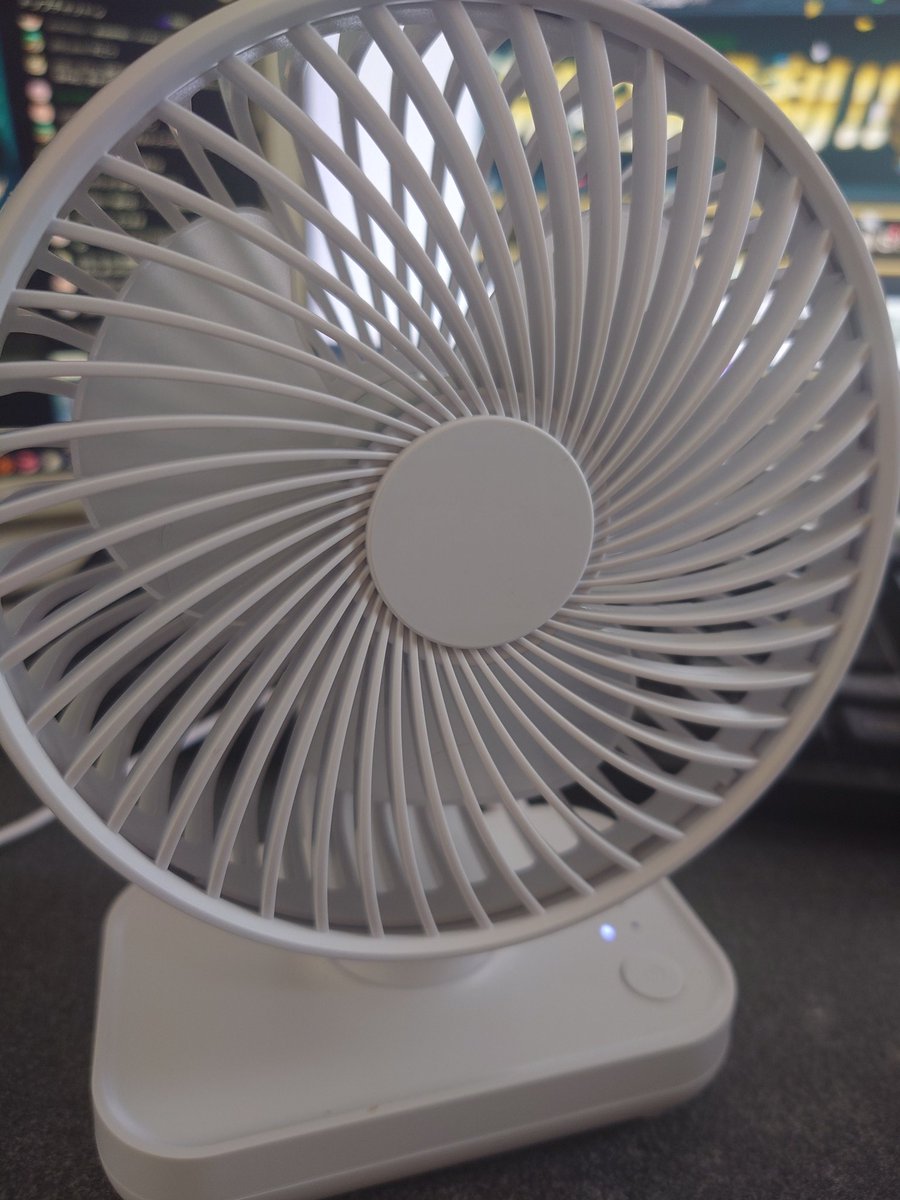 友人が 誕生日プレゼント🎁に 卓上扇風機買ってくれた✋ ありがとう😭