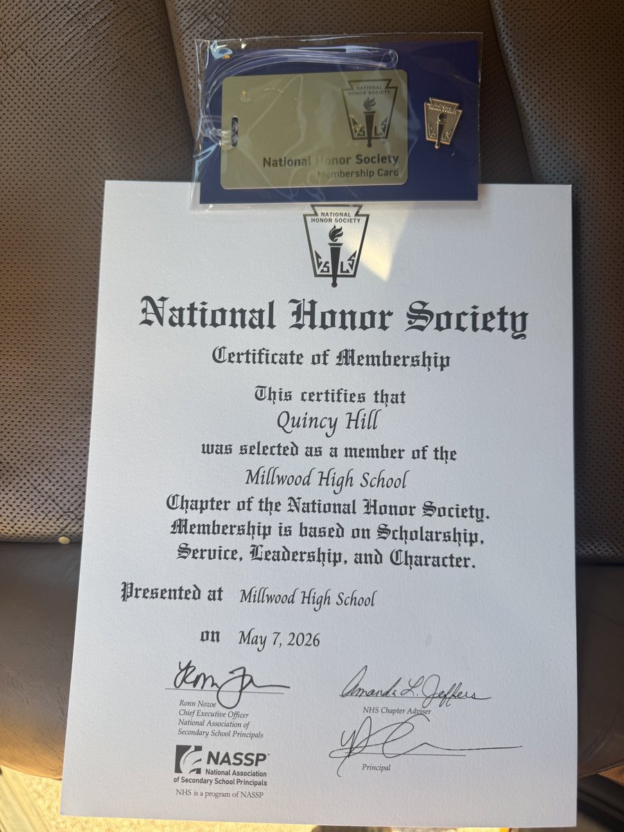 3uincyy's tweet photo. Official , honor society student 3.8 GPA all ap and honor classes #student #athlete #leader https://t.co/8SWMmk6q1y