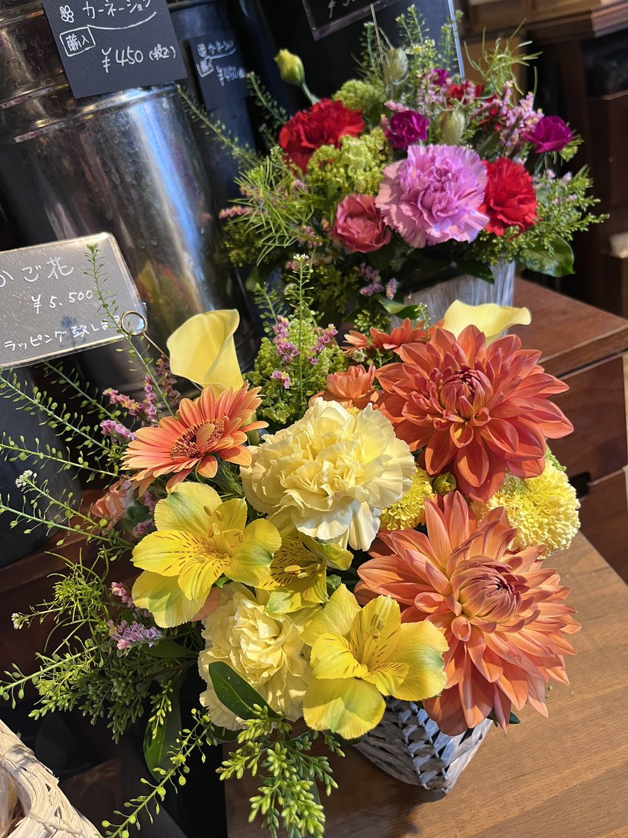 SoundFlower_KO's tweet photo. 京王相模原線稲城駅の花屋のサウンドフラワーです！
明後日は母の日、ご予約まだ間に合います！ブーケやかご花などご相談くださいませ。お問い合わせはお電話にてお願いします🤲
▶️ 0423799889

本日19時まで
9日 10時▶︎20時
10日 10時▶︎18時
にて営業します！

駅ビル🅿️ございます♪ https://t.co/Cilz6ZJqTL