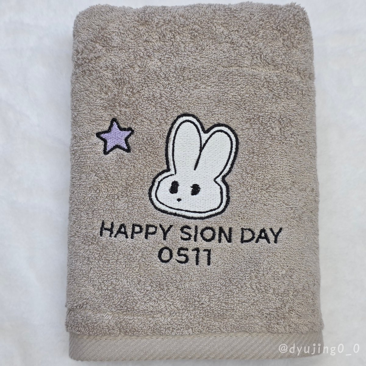 🎂 시온이 생일기념 이벤트 🎂

다가오는 시온이의 생일을 기념해서
#RT 해주신 분 중 한 분께
생일 수건 나눔합니다💜

당발은 시온이 생일🐰
(반택비 부담 가능하신 분만 참여 부탁드려요)

수건 좋은거로 준비한거라 실사용해주면 조켄네...♡