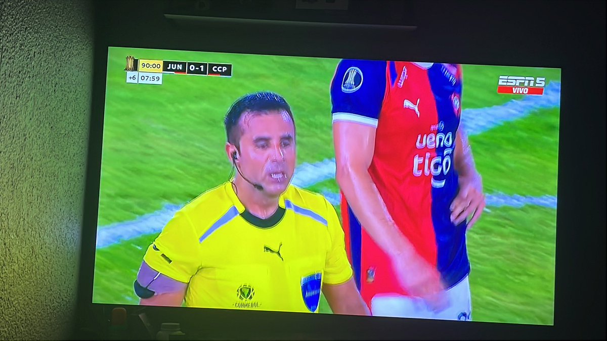 Don Piero todo el partido preocupado de arreglarse la polera