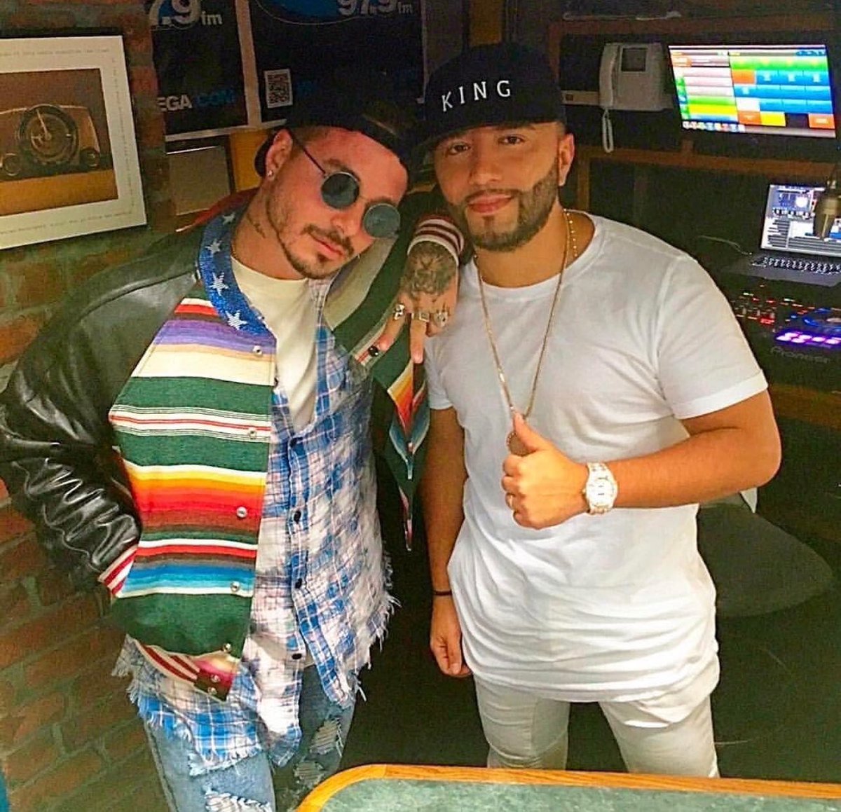 Mega979nyc's tweet photo. Hoy celebramos al niño de Medellín 🇨🇴🎂🎉  ¡Feliz cumpleaños, @JBalvin! De parte de tu familia en Mega 97.9, te deseamos pura vida, salud y más hits. ¡Gracias por tanto! 🔥📻 https://t.co/XNbi2dX0cO