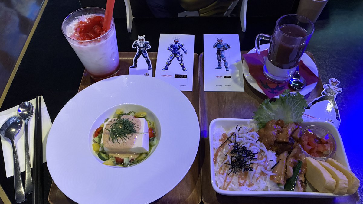 udonko1357's tweet photo. ザ ダイナーのアギトメニューめっちゃ良かった
基本的に劇中再現系メニューしか頼まないんだけど、今まで食ってきたヒーローズキッチンメニューでいちばん美味かった
テーブルマーカーもかなりメニューに合った引きで満足 https://t.co/XdAXliWVrv