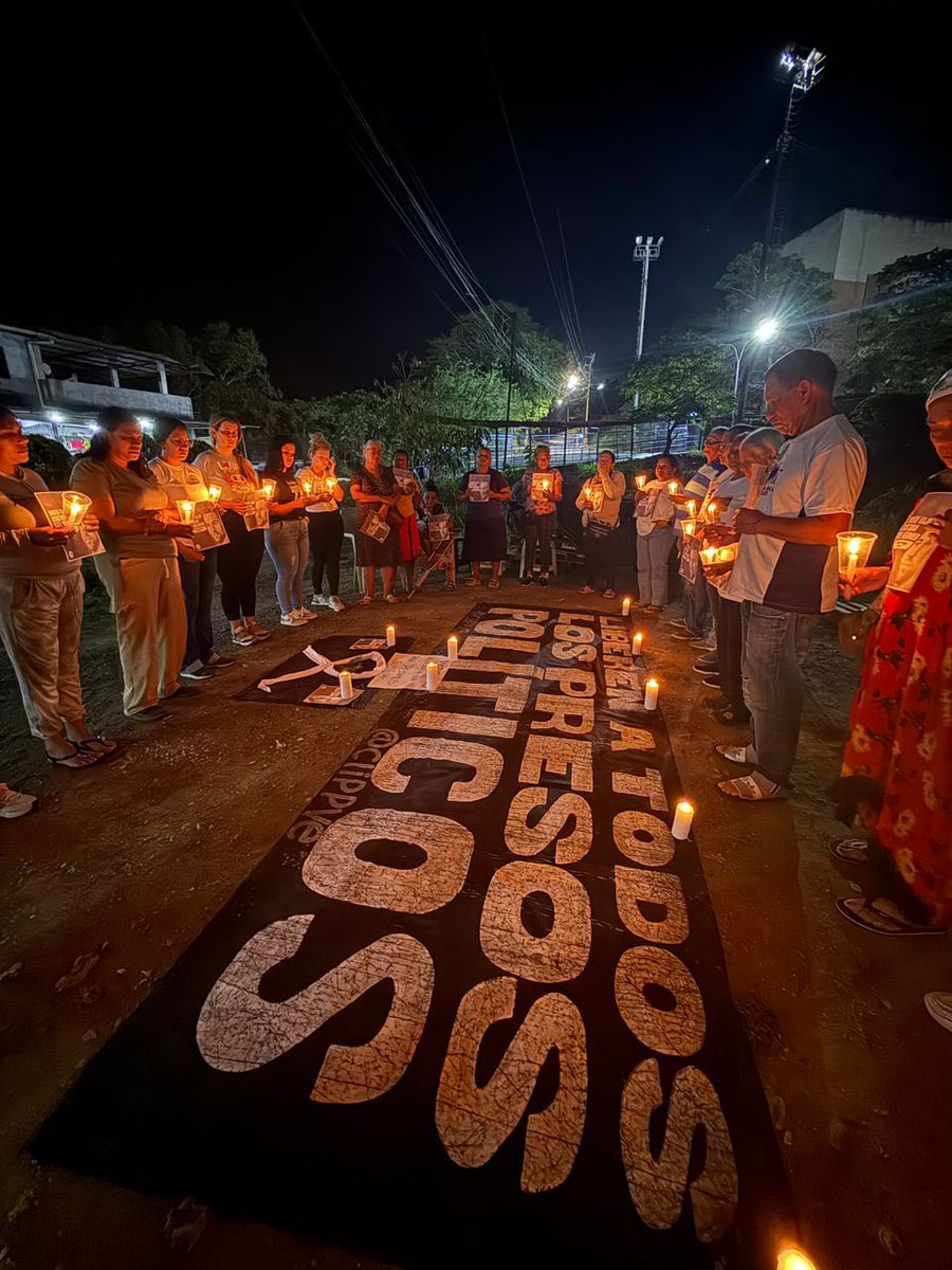 #AHORA | Vigilia frente a la cárcel del Rodeo por el asesinato de Víctor Quero por parte del régimen chavista.