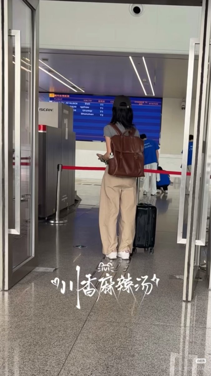 ลูกสาวกำลังเดินทางกลับปักกิ่งหรือว่าพรุ่งนี้มีคิวถ่ายนิตยสารกับพระเอกด้วยกันหรือเปล่า
เพื่อโปรโมท series
#WangYinglu #王影璐  #หวังอิ่งลู่
#王影璐杨小芳
#WangYingluYangXiaofang 
ข้อความหลัก:
“ใครจะเข้าใจอารมณ์ของคนที่ทำงานอยู่สนามบินเหมียนหยาง แล้วบังเอิญเจอหวังอิ่งลู่