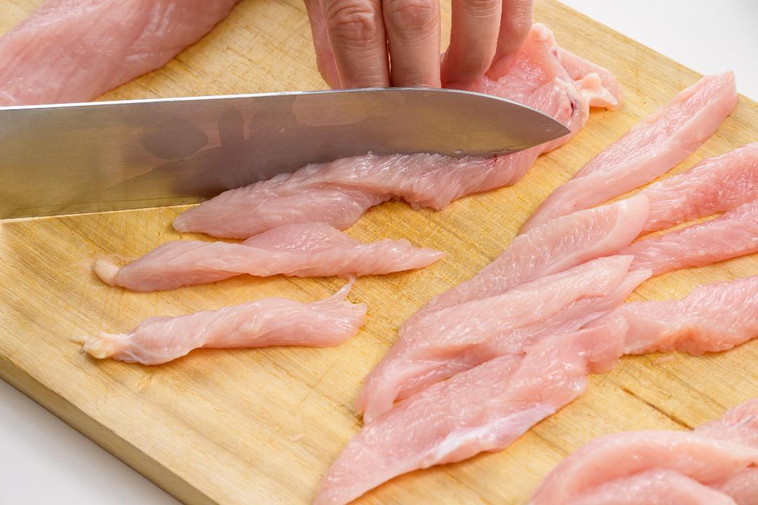 kantansu_recipe's tweet photo. 鶏むね肉で、驚きのやわらかさ...😲
箸が止まらない！鶏むねユッケ風🥢

そぎ切りにした鶏むね肉に、酒・塩胡椒・片栗粉をまぶして、レンジでチン！あとは「カンタン酢」ベースの激旨だれを絡めたら、びっくり...！とても簡単にユッケ風おかずが完成👐仕上げの卵黄と小ねぎが更においしさをアップ🤤 https://t.co/X6unolfkvI