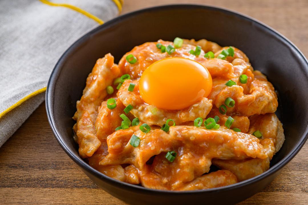 kantansu_recipe's tweet photo. 鶏むね肉で、驚きのやわらかさ...😲
箸が止まらない！鶏むねユッケ風🥢

そぎ切りにした鶏むね肉に、酒・塩胡椒・片栗粉をまぶして、レンジでチン！あとは「カンタン酢」ベースの激旨だれを絡めたら、びっくり...！とても簡単にユッケ風おかずが完成👐仕上げの卵黄と小ねぎが更においしさをアップ🤤 https://t.co/X6unolfkvI