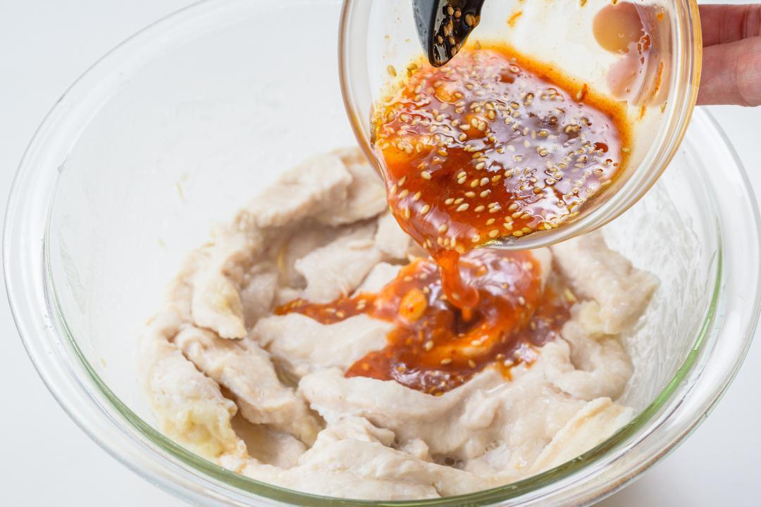kantansu_recipe's tweet photo. 鶏むね肉で、驚きのやわらかさ...😲
箸が止まらない！鶏むねユッケ風🥢

そぎ切りにした鶏むね肉に、酒・塩胡椒・片栗粉をまぶして、レンジでチン！あとは「カンタン酢」ベースの激旨だれを絡めたら、びっくり...！とても簡単にユッケ風おかずが完成👐仕上げの卵黄と小ねぎが更においしさをアップ🤤 https://t.co/X6unolfkvI