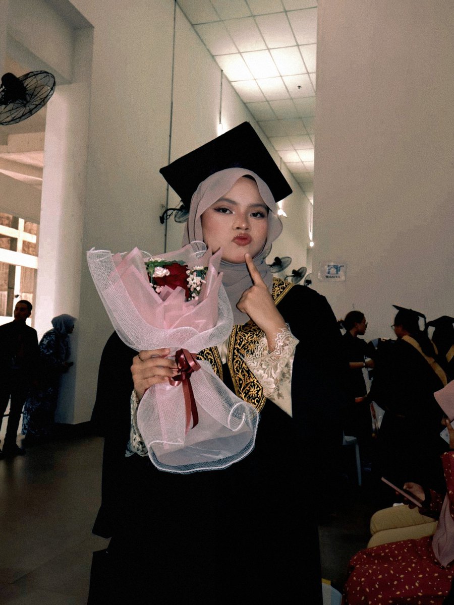 hana ❄️🐦⬛ in uni tweet media