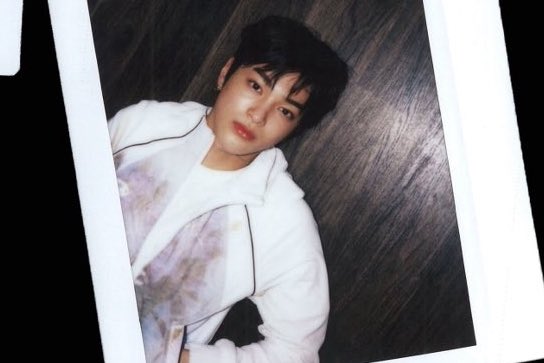 디.. tweet media