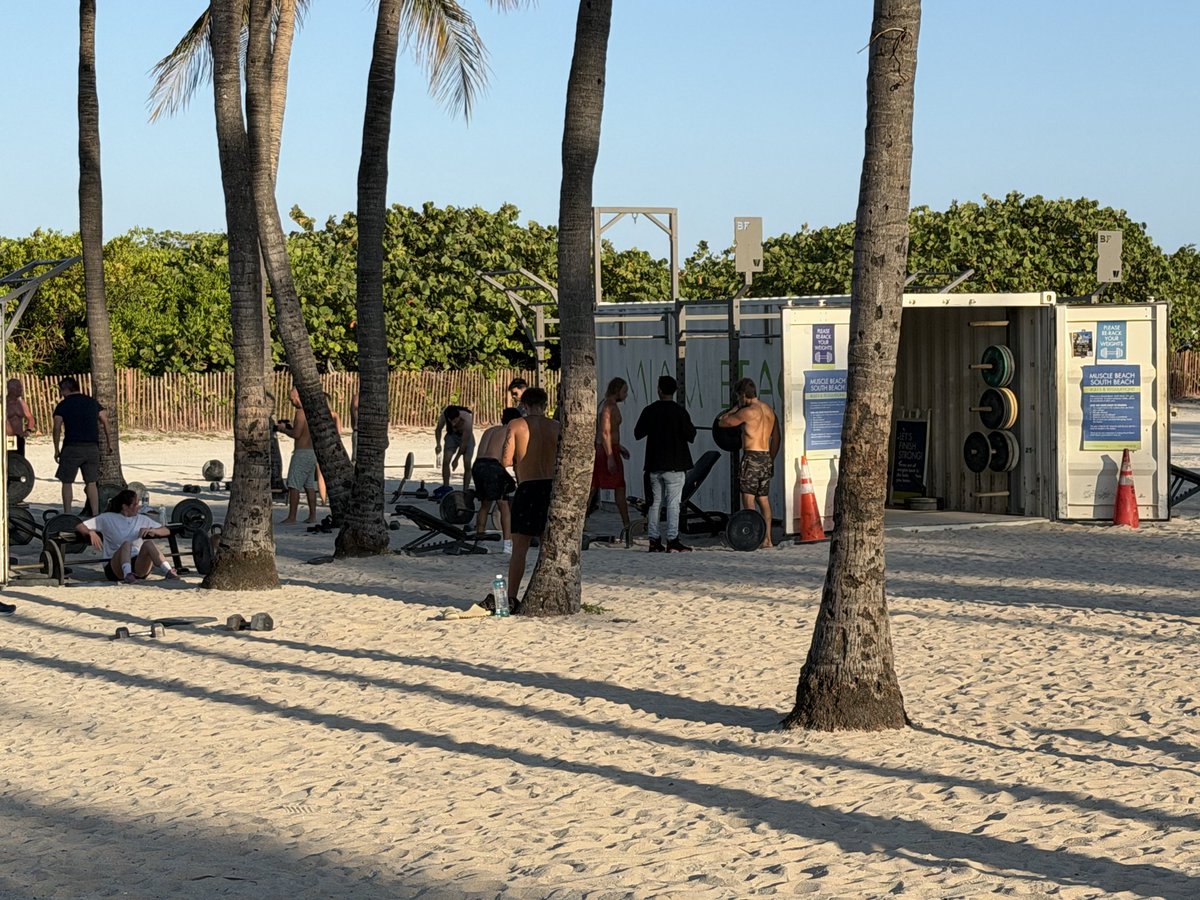 AdenDRInWeb3's tweet photo. So surprising to run into @keoneHD at the Muscle Beach. He has already finished 20 mins’ squat and deadlift.
It’s impressive especially considering the packed conference agenda. 

It’s essential to build projects onchain but also building body offchain, consistently.

Salute to founders with this commitment and long @monad