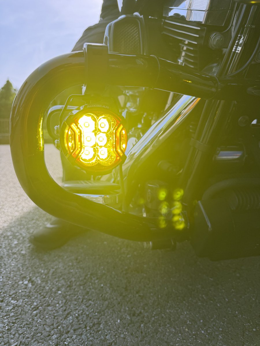 AFGMOTO's tweet photo. Auxbeamフォグランプ、V-Ultra3インチタイプ！サイドシューターの名だけあって270度と広い角度を照らす！3モードでDRLとメインライト、両方オンも可能。暗い道走る時が怖くなくなるしカスタムとしても楽しめる👍🏼
#afgmotosports #auxbeam #カスタム #led #フォグランプ https://t.co/pnR1k9r4KV