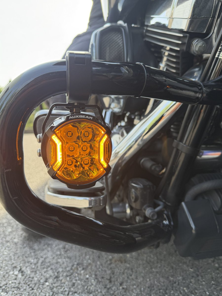 AFGMOTO's tweet photo. Auxbeamフォグランプ、V-Ultra3インチタイプ！サイドシューターの名だけあって270度と広い角度を照らす！3モードでDRLとメインライト、両方オンも可能。暗い道走る時が怖くなくなるしカスタムとしても楽しめる👍🏼
#afgmotosports #auxbeam #カスタム #led #フォグランプ https://t.co/pnR1k9r4KV