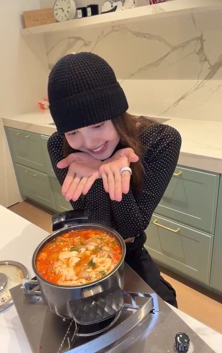 LISA BASE tweet media