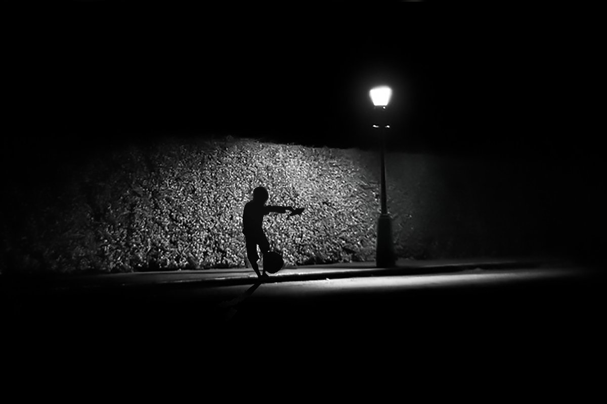 seochangsig7's tweet photo. A boy practicing soccer under the streetlight https://t.co/0BvUr1PbAr