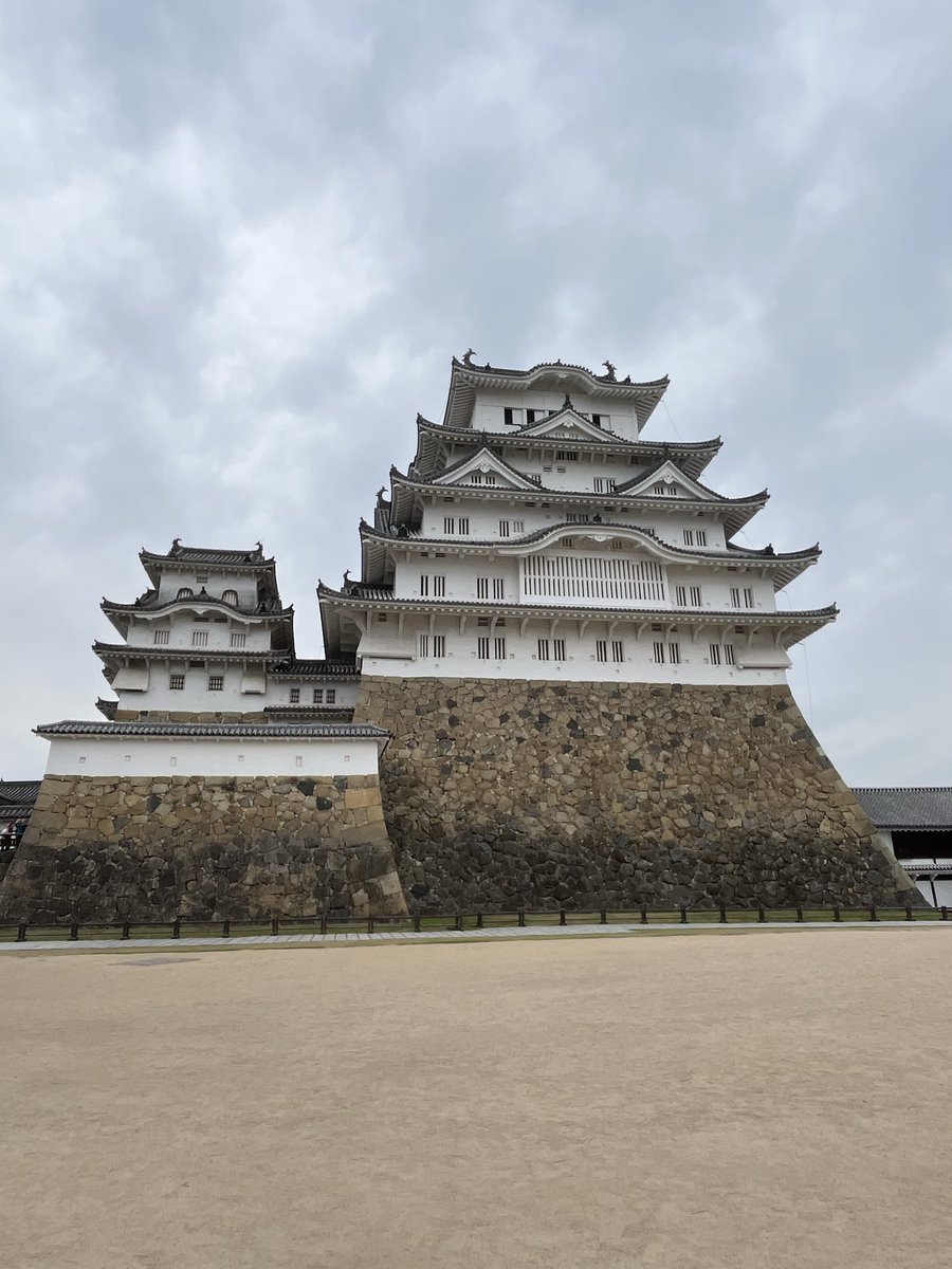 NIKEN6903's tweet photo. 国宝「姫路城」にやって来た〜
江戸時代にタイムスリップした感じ
二重料金でも『納得』と思わせる圧倒的な存在感...写真じゃ伝わらない！

#国宝
#姫路城 https://t.co/AWLoPAEKwh