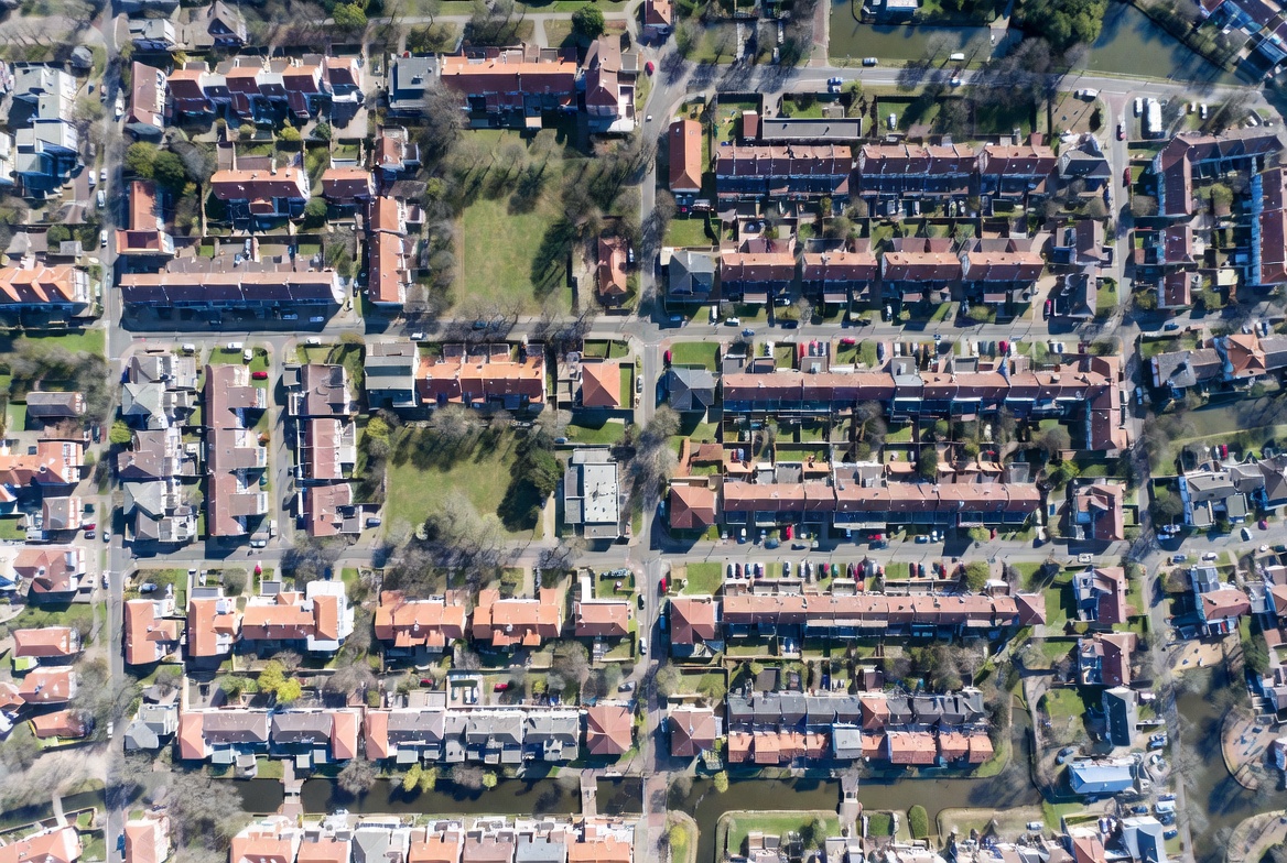 <a href="/esthervalent/">Esther Valent</a> <a href="/wol/">Jeroen Wollaars</a> Rond de 900 per week. Week in, week uit. Consequentie: elke maandagochtend moet er weer een nieuwe woonwijk met 400 huizen (zie onderstaand AI-plaatje) alleen voor asielzoekers zijn opgeleverd. Week in, week uit, het hele jaar door. En dan weer een jaar door.... en dan weer....
