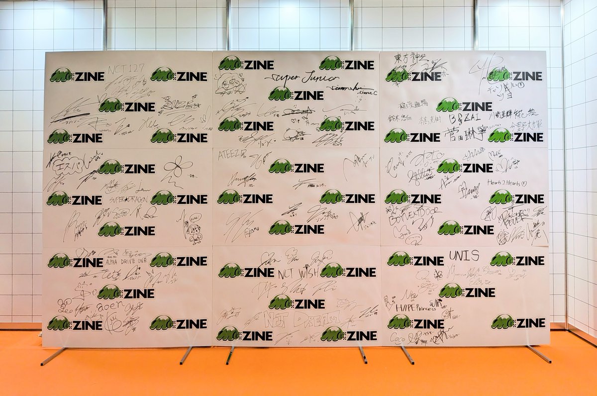 au_music_note's tweet photo. auブース内 TELASAコーナーで
音楽バラエティー「M:ZINE」出演アーテイストの
サインボードを特別展示中！
ぜひ見に行ってみて！！

毎週金曜日　深夜1時30分～
テレビ朝日系列で放送中※一部地域を除く
#TELASA では過去放送回も配信中　
#MZINE
#kcon2026
#音楽とともにおもしろいほうの未来へ https://t.co/8AG4PP33Nc