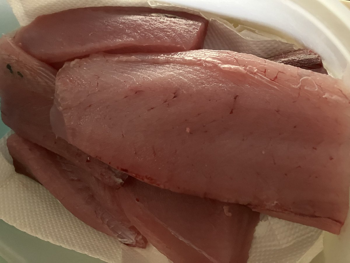 929Sumi's tweet photo. それと朝獲れのお魚があまり獲れない様で　家で食べるのに捌いて親戚に配ったりして　お野菜をもらって帰えってます。物々交換になっています。魚を捌く様になってやっと一年かな？まだ面白くて楽しんでいますが　体力を消耗している感じで(捌くのに　こんなに体力と気力を使うと思っていなかった😅) https://t.co/cZTOVLdr84