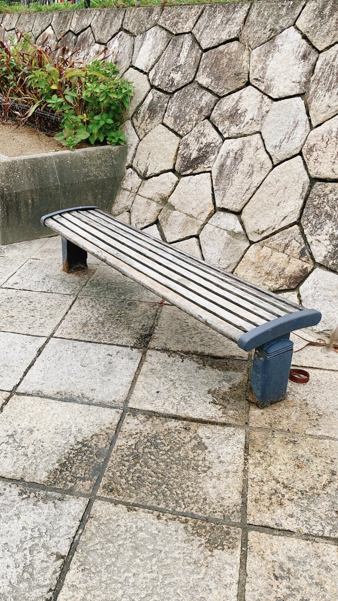 博多の街、川沿いで見かけた 座りたくなるベンチと、座りにくそうな