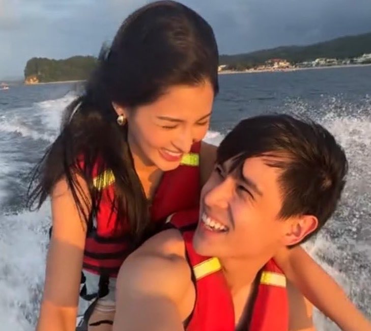 salvanyyy's tweet photo. may God protect them and their relationship from all the evils and bless them with a lots of love, happiness and peace 💛🧿 happy friday y'all! https://t.co/n4Dw02L0m4
